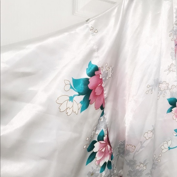 🍒GIFT with 3+ items purchased🍒 Satin kimono style robe - Picture 3 of 14